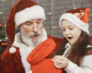 Fillette et faire croire aux enfants au Père Noël