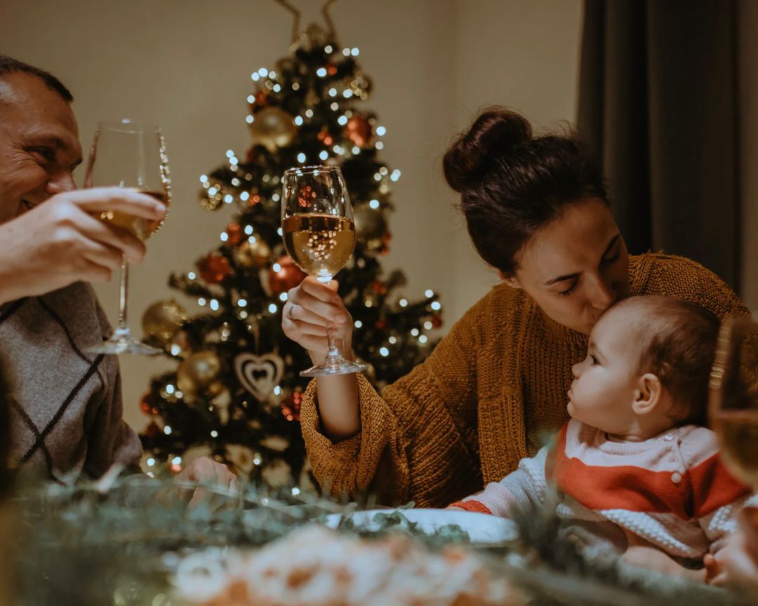 Famille qui vit un Noël sans stress