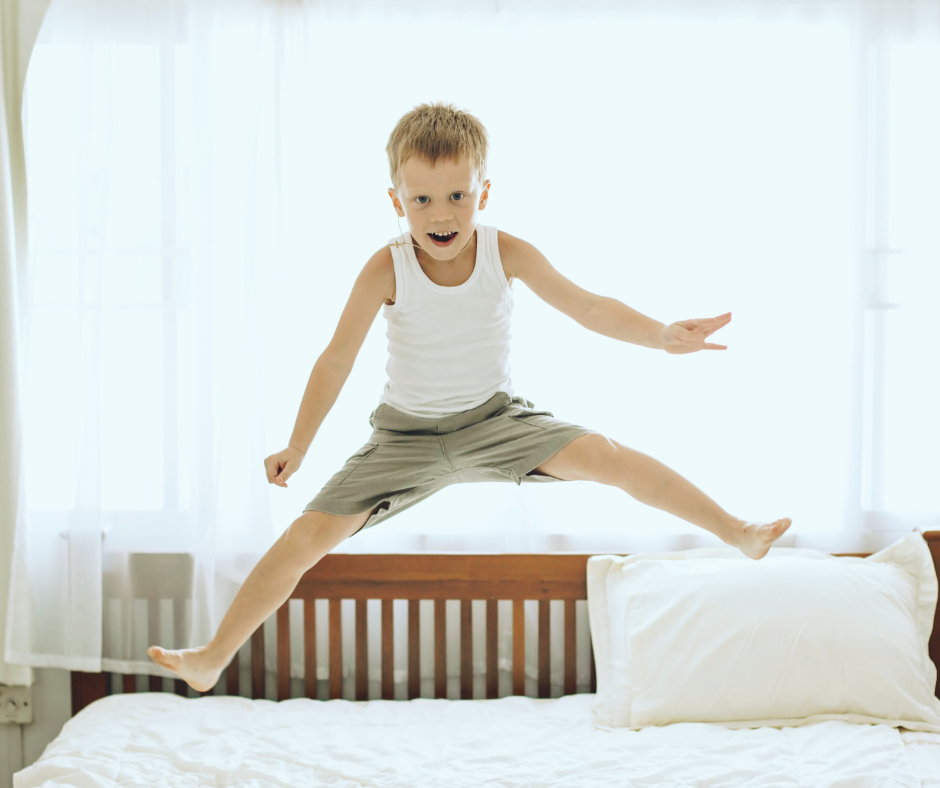 Un petit garçon saute sur le lit. Un enfant qui passe du calme à la crise