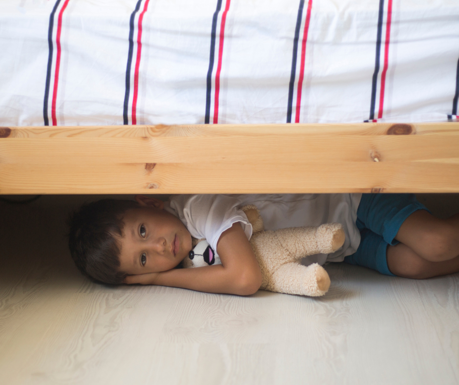 Petit garçon caché sous le lit-le mensonge chez l'enfant